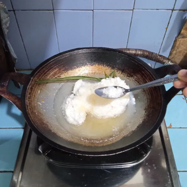 Masak dengan api sedang dan tambahkan garam.