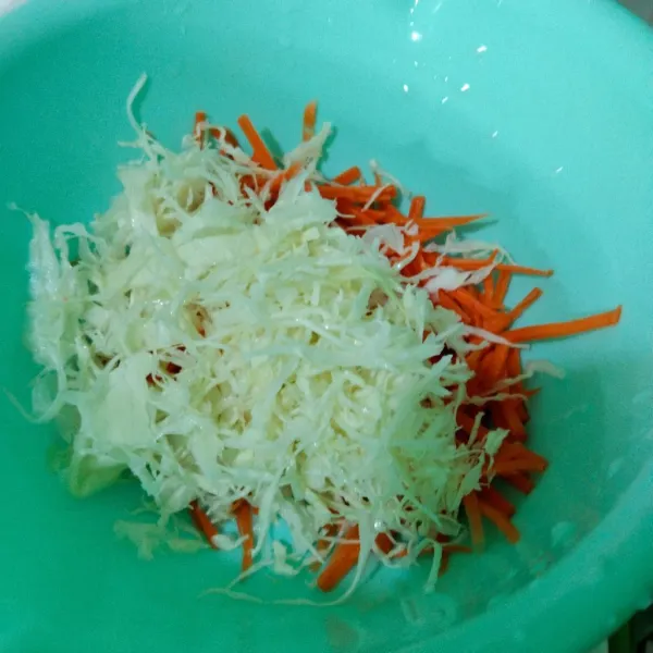 Campurkan wortel, kol, air dan cuka beras, diamkan selama 10 menit.