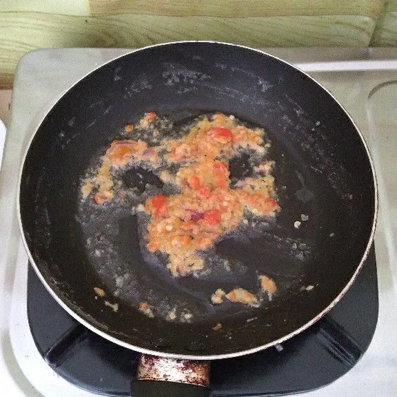 Tumis bumbu hingga aromnya harum .