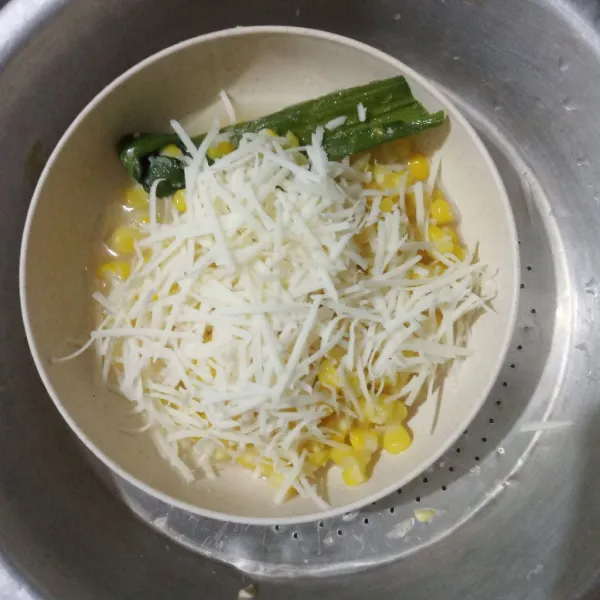 Taburi keju parut lalu sajikan hangat.