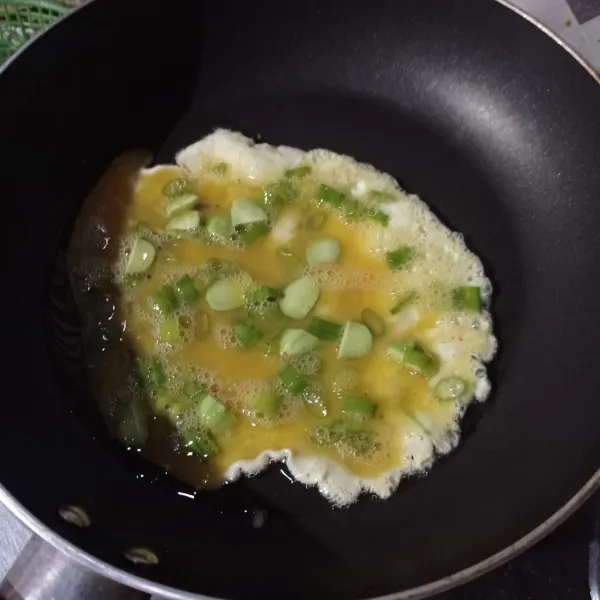 Panaskan minyak, tuang telur ratakan masak sampai kedua sisi matang, tiriskan minyaknya.