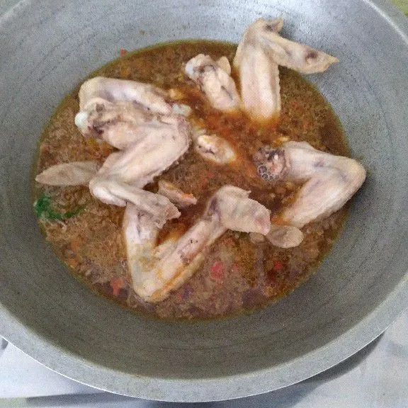 Masukkan daging ayam lalu masak hingga air menyusut lalu angkat dan sajikan.