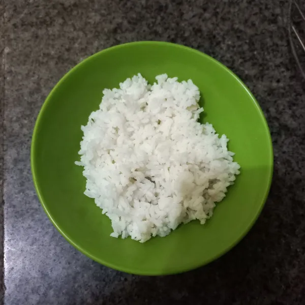 Siapkan nasi putih, pastikan nasi tidak bergerindil