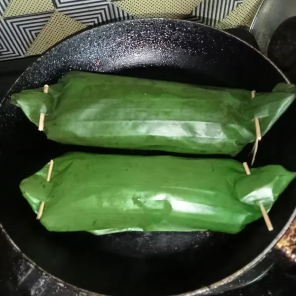 Lalu bakar di atas teflon sampai daun pisang sedikit gosong, siap disajikan.