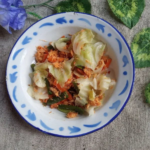 Ambil secukupnya sayuran lalu beri bumbu kelapa. Urap dan sajikan.