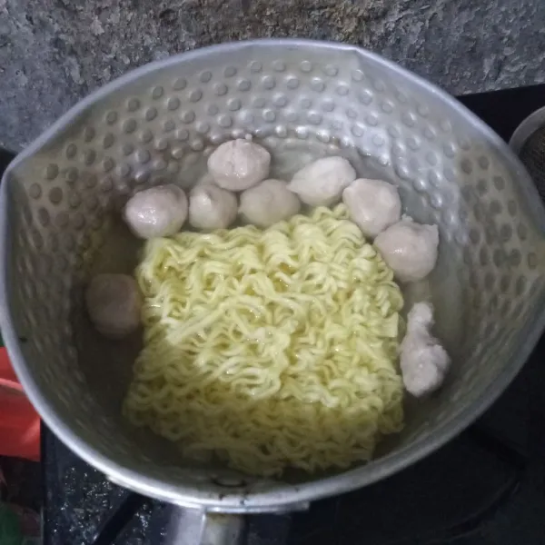 Rebus mie dan baso di air mendidih selama 3 menit. Tiriskan lalu potong-potong baso.