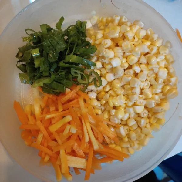 Siapkan bahan sayur, iris seledri, pipil jagung dan potong wortel. Cuci bersih dan sisihkan dulu.