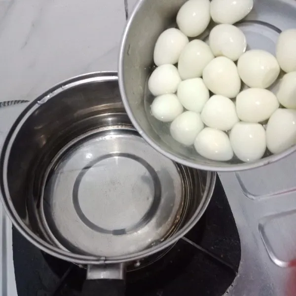 Masukkan telur ke dalam panci yang berisi air sampai terendam.