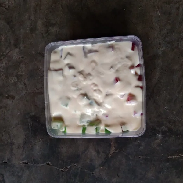 Tambahkan dressing yang tadi telah di buat.