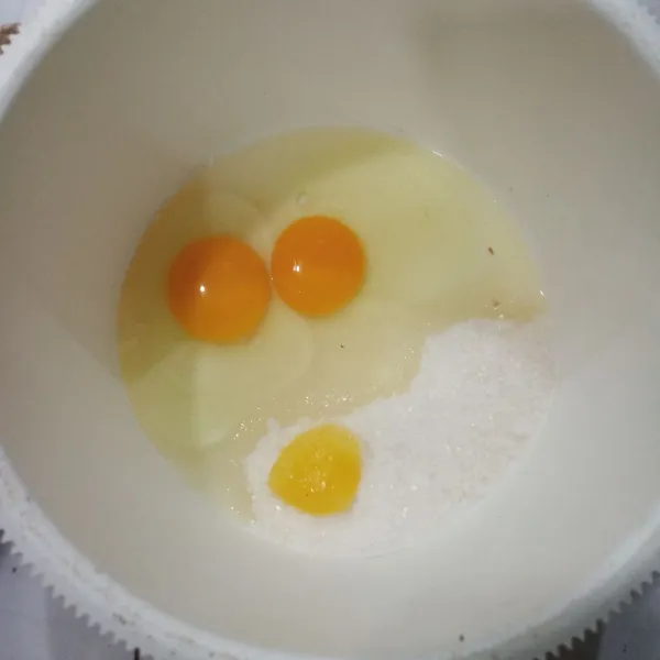 Kocok telur, gula pasir dan SP dengan kecepatan tinggi hingga putih kental berjejak.