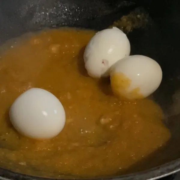 Masukkan telur yang sudah di rebus.