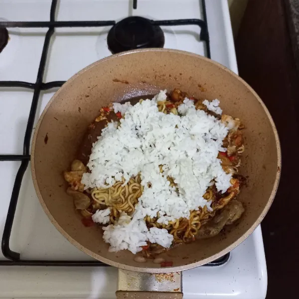 Masukan nasi putih, aduk dan masak hingga matang