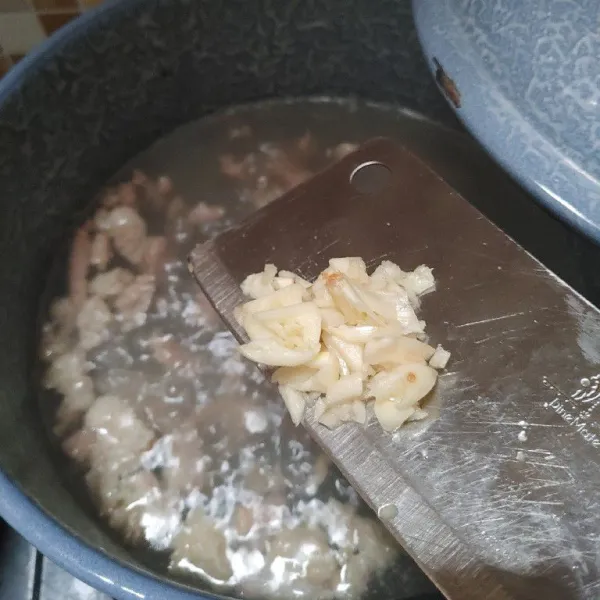 Masukkan bawang putih cincang dan masak hingga kuah harum.