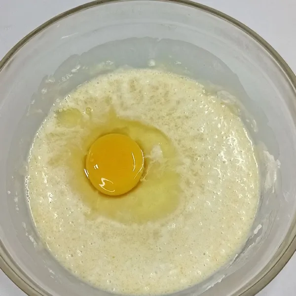 Tambahkan telur.