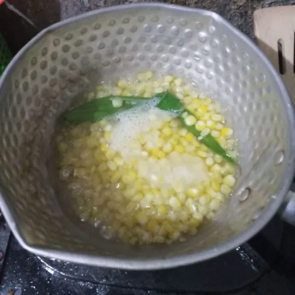 Masukkan jagung manis, rebus hingga setengah matang.