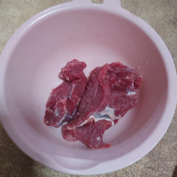 Siapkan daging sapi yang sudah dicuci bersih, lalu rebus hingga empuk.