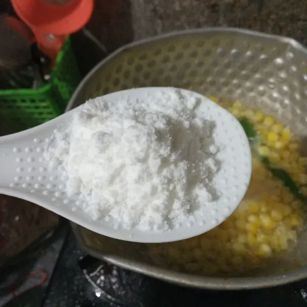 Masukkan gula pasir dan santan bubuk. Aduk rata.