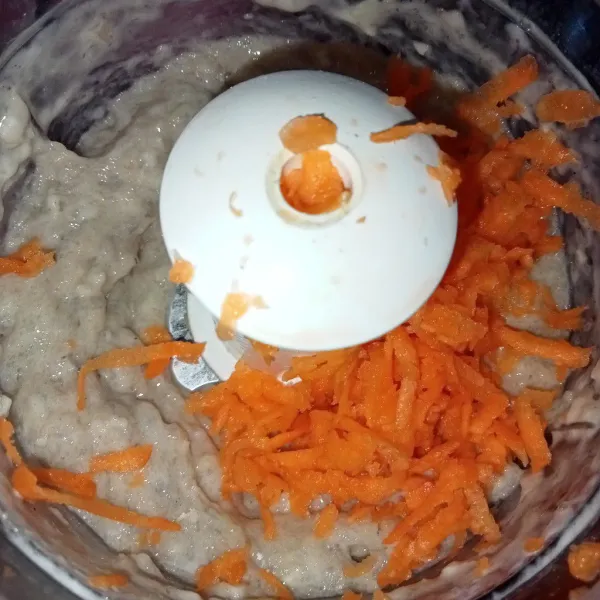 Setelah semua bahan menjadi halus, masukkan wortel, mix hingga rata.