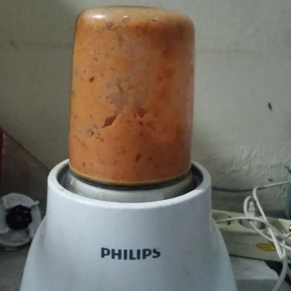 Blender semua bahan bumbu halus.