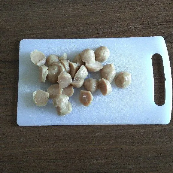 Potong setiap pentol menjadu 2 bagian .