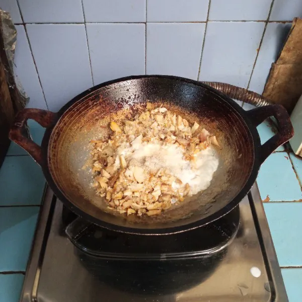 Masukkan ayam rebus cincang , lalu tambahkan santan, garam, gula, kaldu bubuk dan merica. Aduk hingga tercampur rata. Masak hingga bumbu meresap dan kering. Koreksi rasanya, sisihkan.