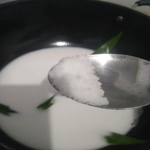 Rebus santan dengan daun pandan dan garam sampai mendidih