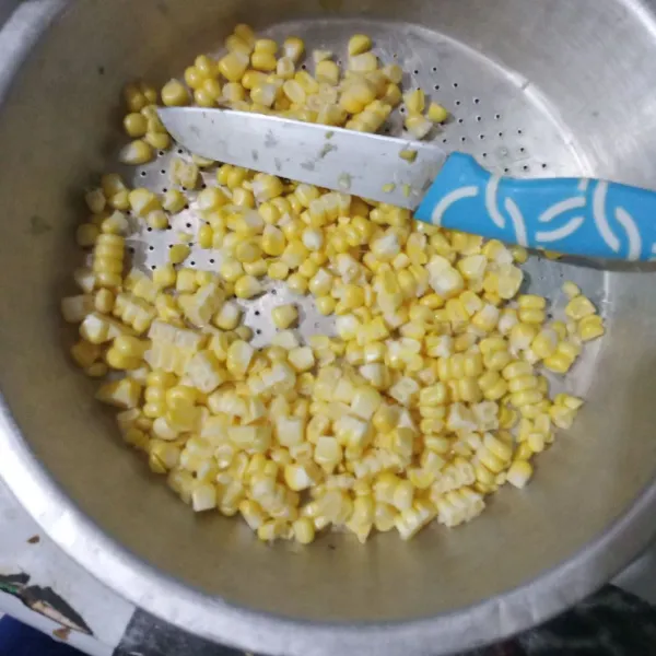 Serut jagung manis. Cuci bersih.