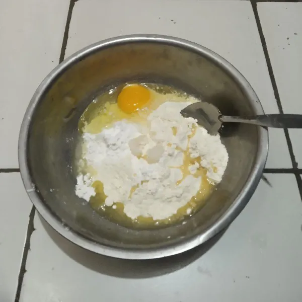 Siapkan wadah, masukan tepung terigu, telur, garam dan minyak goreng.