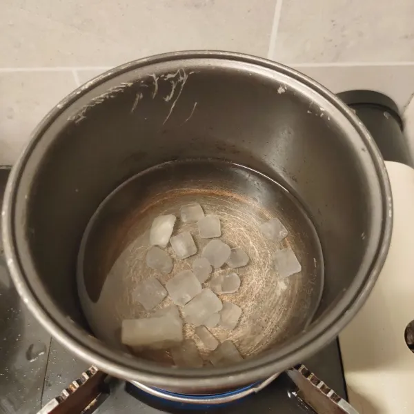 Rebus air dengan gula batu hingga gula larut.