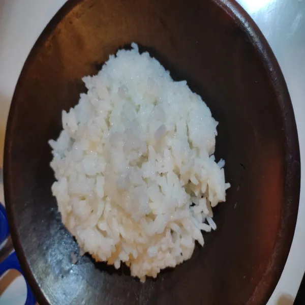 Siapkan 1 porsi nasi hangat.