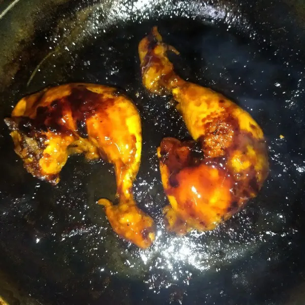 Panaskan bakaran, oles ayam yang sudah diungksp dengan bahan oles, oles ayam beberapa kali, bakar hingga matang, angkat lalu sajikan.