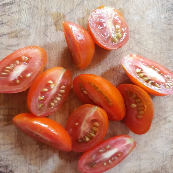 Cuci bersih dan iris tomat.