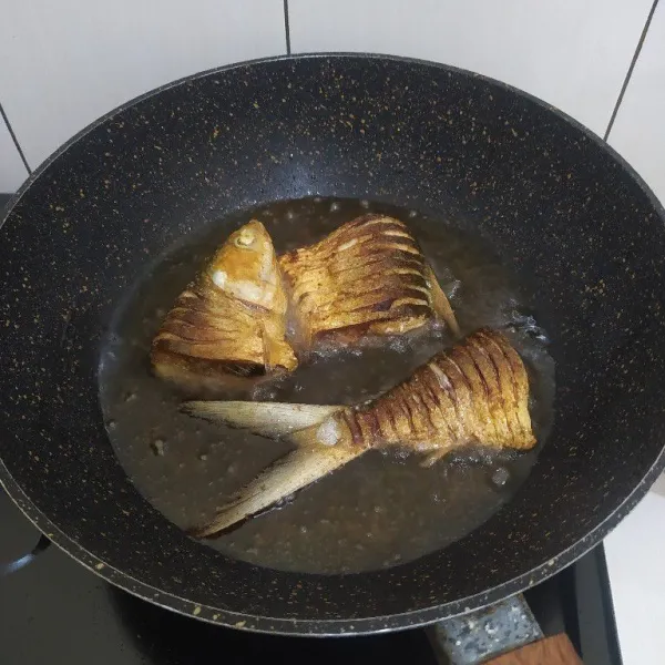 Goreng hingga seluruh permukaannya kering, angkat dan sajikan ☺️