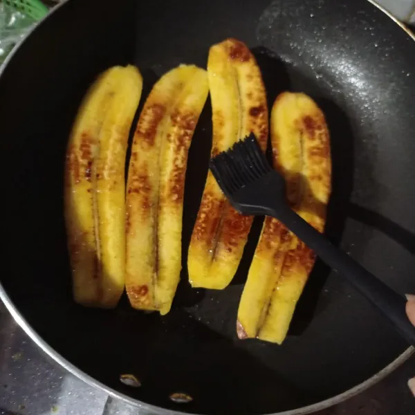 Olesi tiap bagian pisang dengan madu, jangan lupa dibolak balik sampai terbalut madu semua.