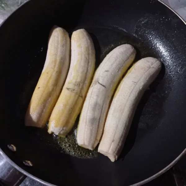 Panaskan margarin, lalu masukan pisang, masak sampai bagian bawah matang.