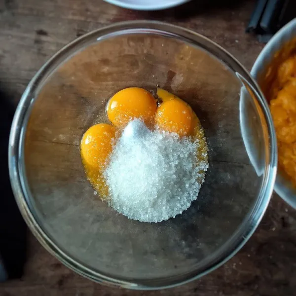 Campur telur, gula pasir dan aduk sampai rata, sisihkan.