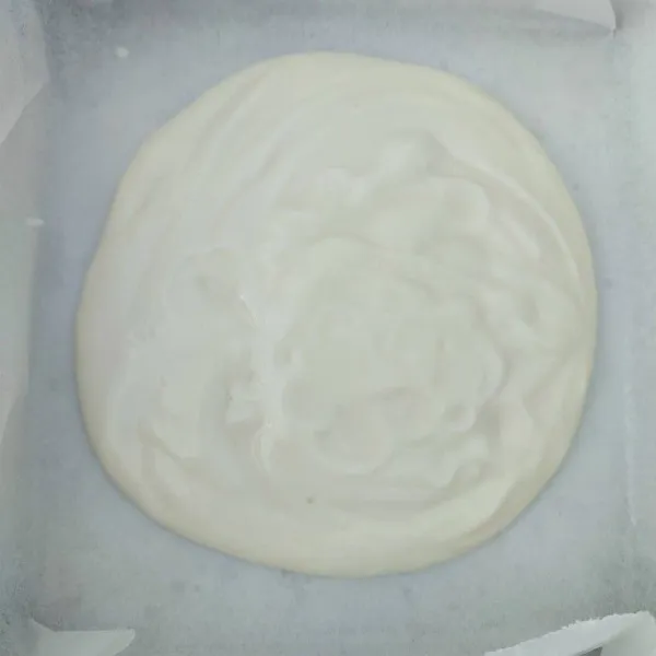 Tuang greek yogurt di atas loyang beralas baking paper. Kemudian ratakan dengan sendok, untuk tebal tipisnya sesuaikan selera.