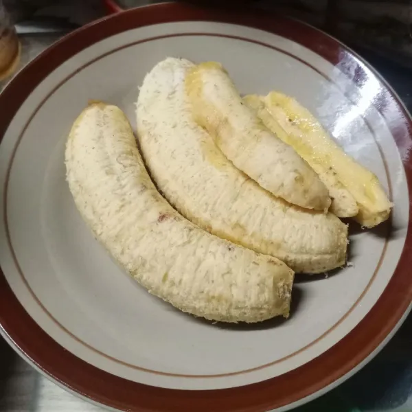 Potong pisang kemudian belah menjadi 8 bagian.