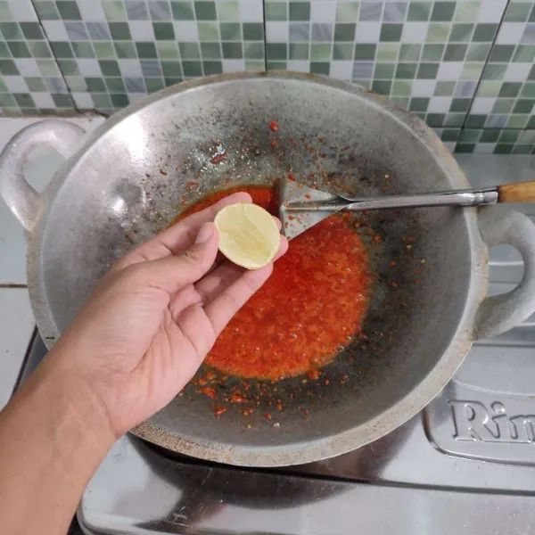 Kemudian masukkan air jeruk nipis dan aduk rata. Tambahkan garam dan cicipi rasanya.