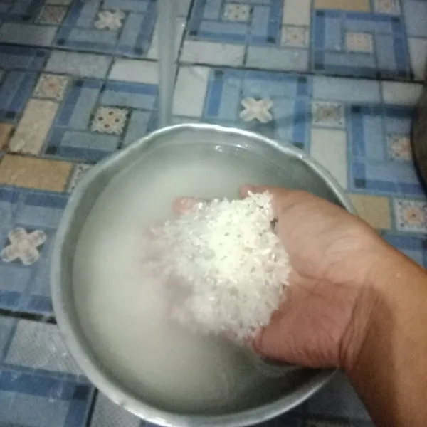 Masukkan beras dalam panci lalu cuci sampai bersih.