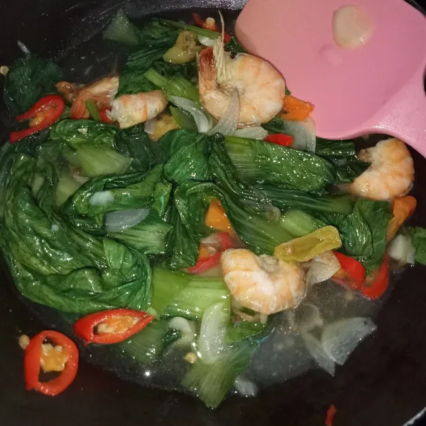 Masak hingga sayur dan udang matang, lalu cicipi rasanya dan siap disajikan. Yummy.