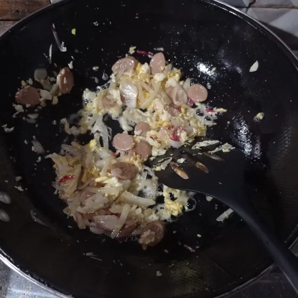 Buat telur orak arik, lalu masukan sosis, bawang bombay, bawang putih dan bawang merah, aduk rata masak sampai matang.