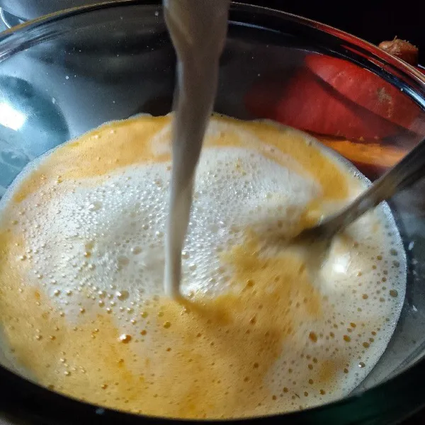 Campur ke dalam adonan telur dan gula pasir. aduk.