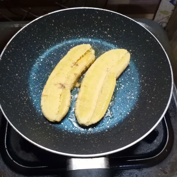 Lelehkan margarin di teflon, kemudian tata pisang. Panggang sampai kecoklatan bagian bawahnya.