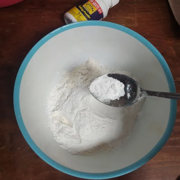 Campur tepung terigu, tepung beras, vanilli, gula, garam, dan baking powder.