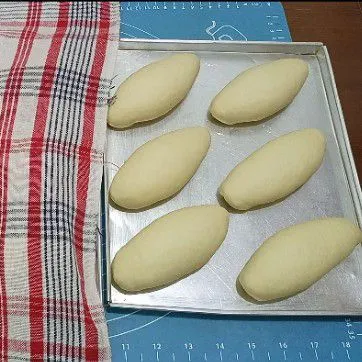 Susun di loyang yang sudah diolesi margarin diamkan tutup serbet sampai mengembang.