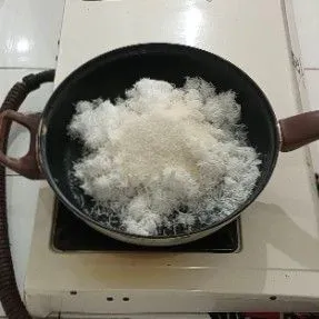 Buat bahan isian campur semua bahan isian masak sampai tercampur rata dan agak mengering.