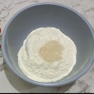 Campur terigu, gula pasir, ragi instan aduk rata masukan air sedikit demi sedikit uleni sampai setengah kalis.