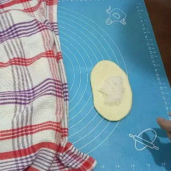 Pipihkan adonan memanjang beri bahan isian lalu tutup dan rapatkan.