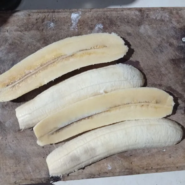 Kupas pisang, belah jadi dua.